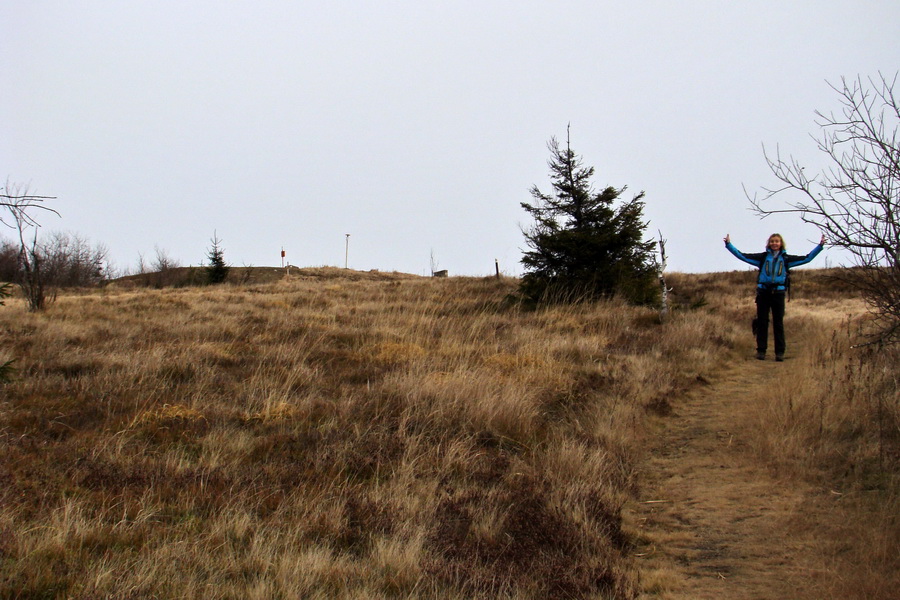 naľavo od signalizujúcej Zuzanky je vrcholový smerovník na Kojšovskej holi