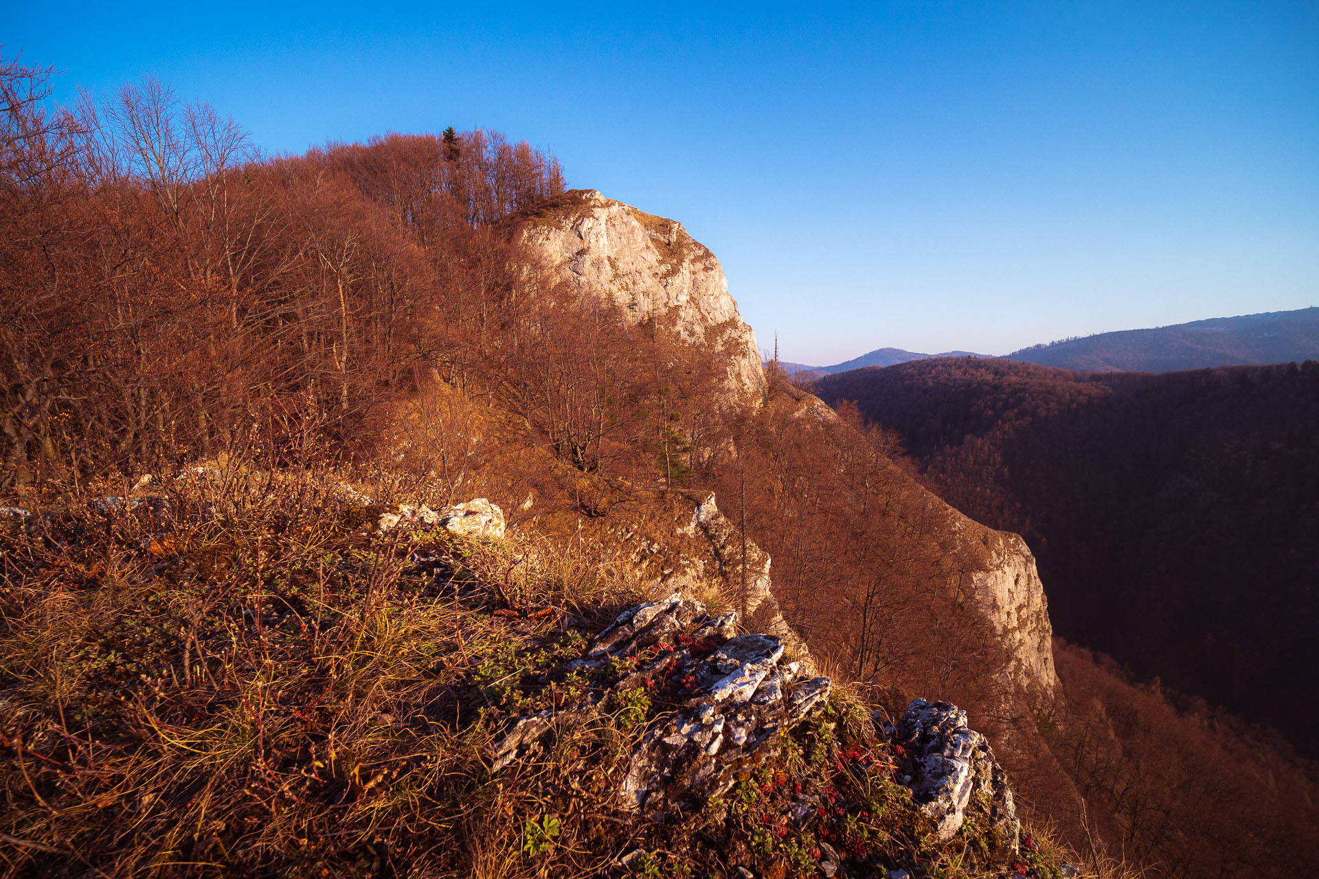 Folkmarská skala od Kamenného hŕbka, odpočívadla (Volovské vrchy)