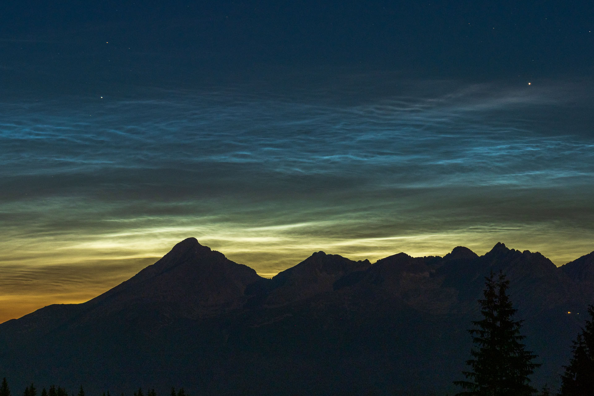 Nočné svietiace oblaky nad Tatrami