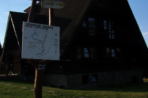 smerovník pred Bacówkou PTTK na Krawcowym Wierchu