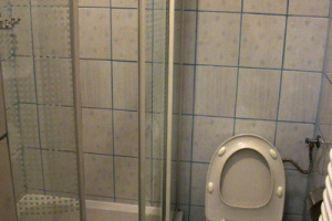 sprchovací kút s WC bez mydla a uterákov