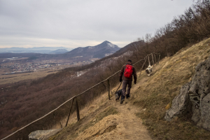 Kapušiansky hrad a hradný vrch z Kapušian (Šariš)