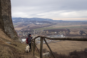 Kapušiansky hrad a hradný vrch z Kapušian (Šariš)