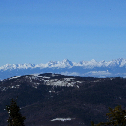 Zasnežené Tatry z vyhliadkovej veže