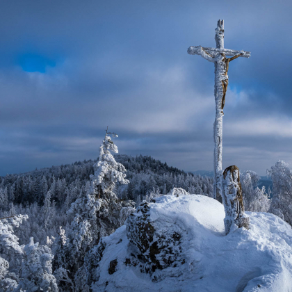 Panna Mária s krížom na Čiernej hore