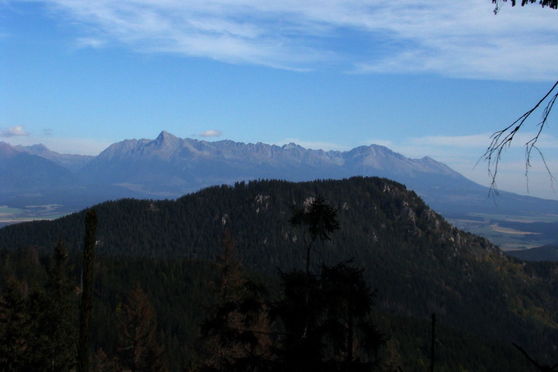 Vysoké Tatry, vľavo Kriváň