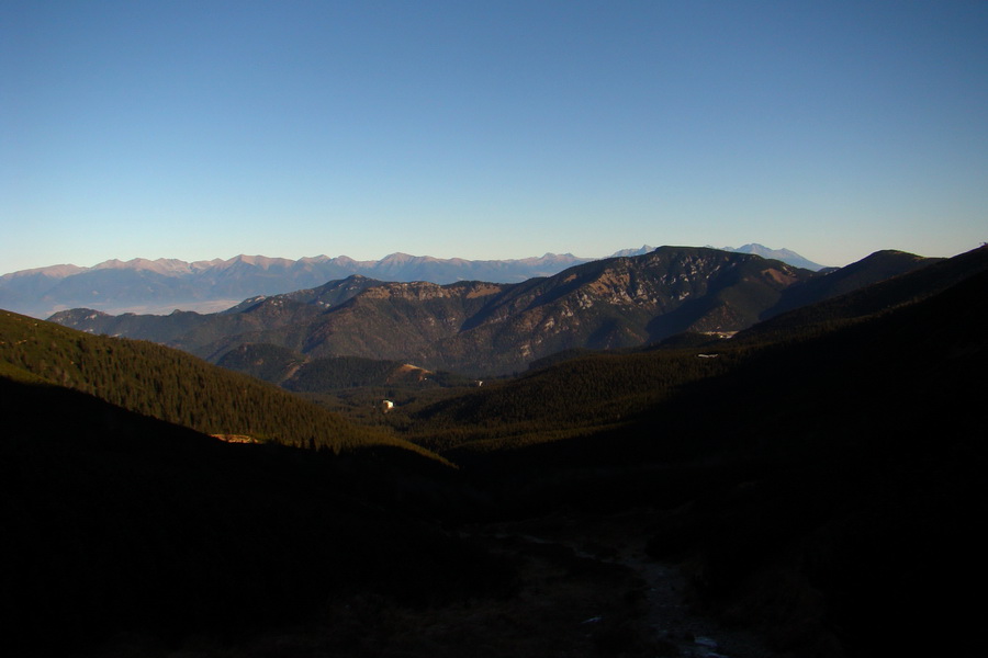 celkom vzadu Tatry, vidno aj Kriváň, nasleduje Poludnica, Pusté a vpravo je Krakova hoľa