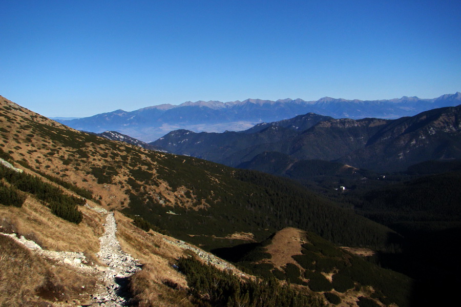 traverzujeme po žltej značke, v pozadí Tatry, úplne vpravo s Kriváňom, Poludnica a Pusté