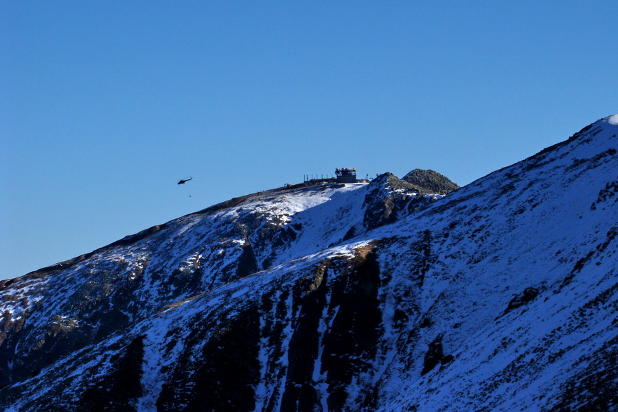 neustále hučanie vrtulníka spríjemňuje nehorázne ticho na hrebeni