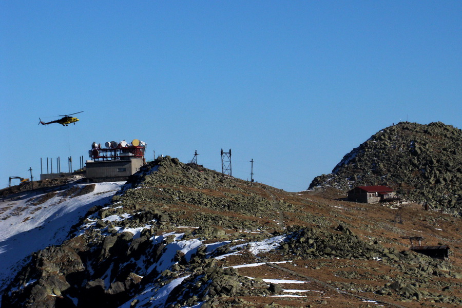 meteorologická stanica, napravo Kamienka a Chopok