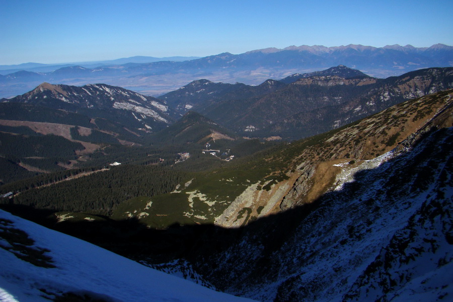 zľava Siná, malý hrebienok v strede - Ostredok, napravo Pusté a Poludnica, úplne vzadu Západné Tatry