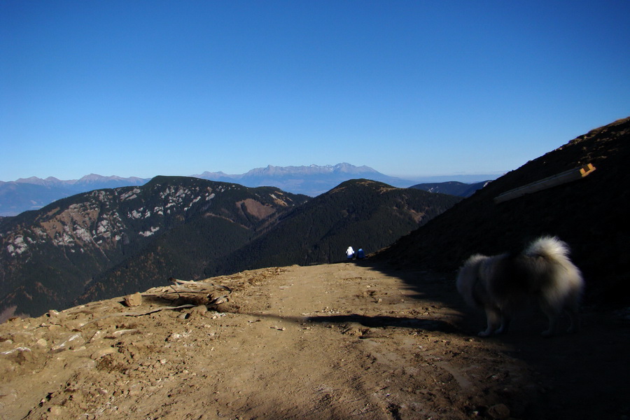 Pusté, v pozadí Tatry