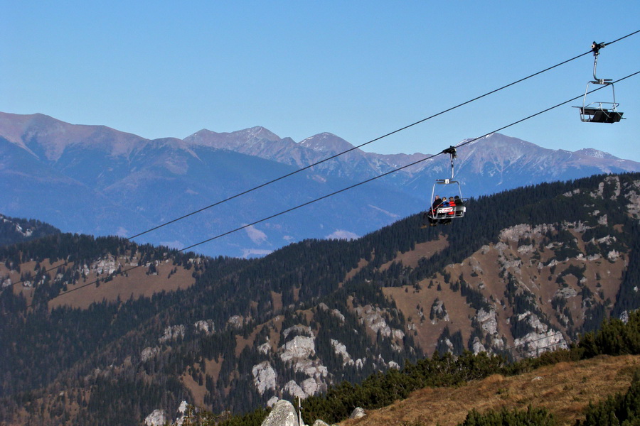 lanovka v prevádzke, v pozadí Západné Tatry