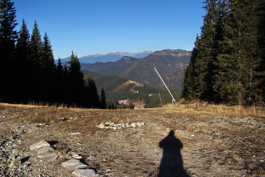 pred nami Ostredok, napravo za ním Pusté, vzadu Západné Tatry