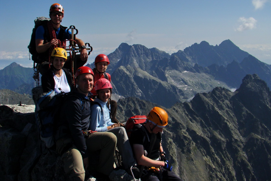 skupinové foto na Gerlachu, v pozadí Ľadový a Lomnický štít