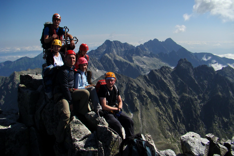 skupinové foto na Gerlachu, v pozadí Ľadový a Lomnický štít