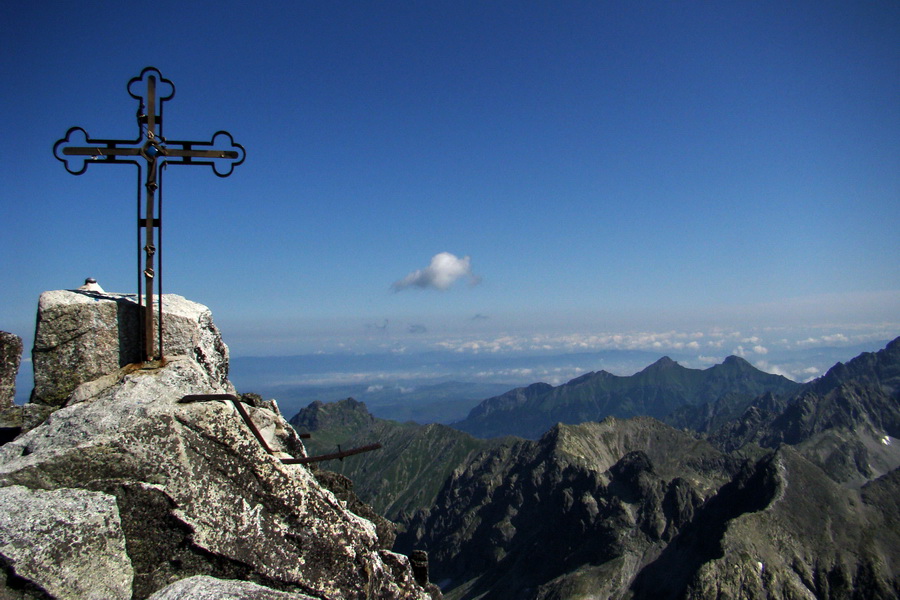 vrcholový kríž na Gerlachu, v pozadí vidno Belianske Tatry