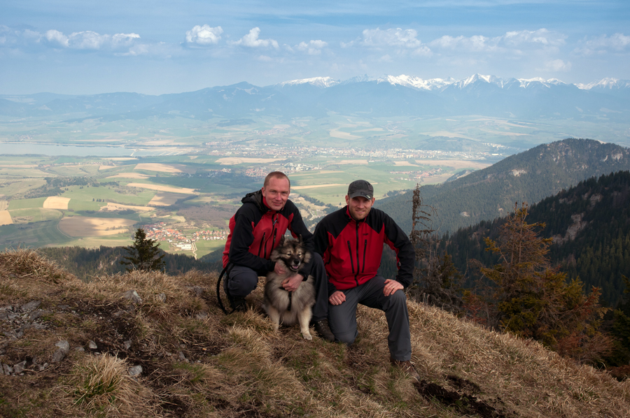 na vrchole Sinej, za nami Liptovský Mikuláš, Liptovská Mara a Západné Tatry