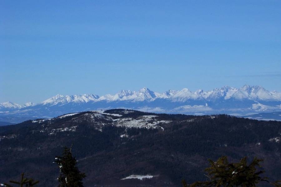 Zasnežené Tatry z vyhliadkovej veže