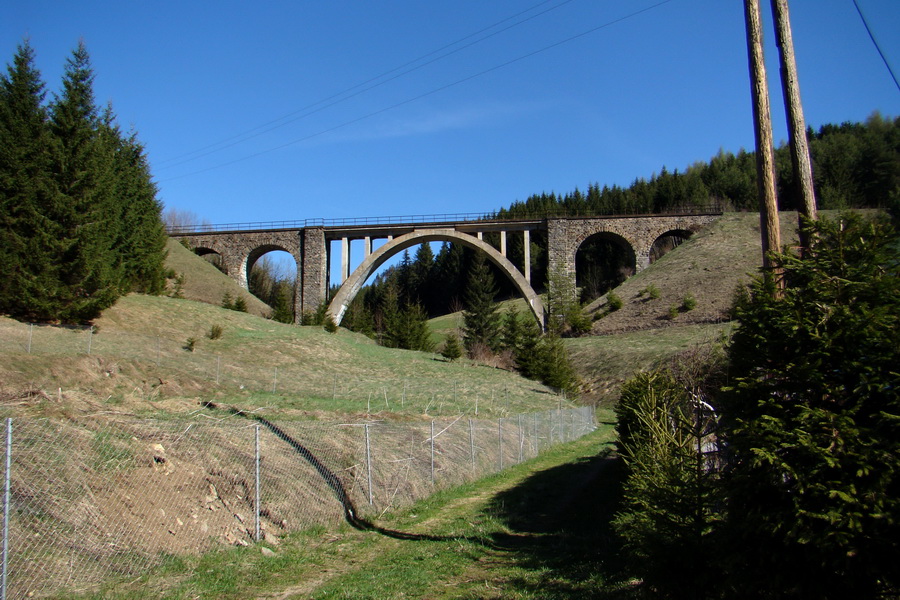 prvý členený oblúkový železobetónový most na území bývalého Československa, nedaľeko zastávky Telgárt
