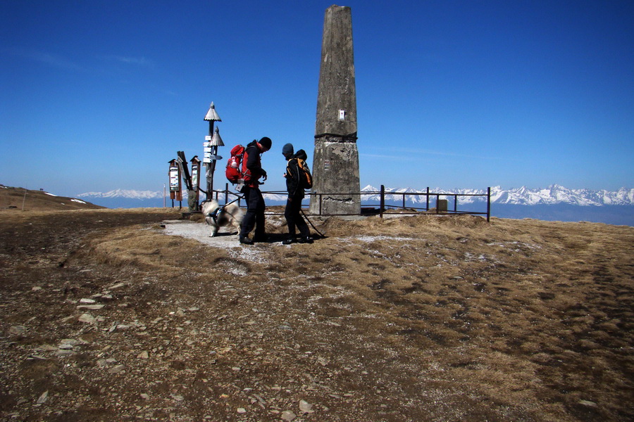 betónový monolit na Kráľovej holi, v pozadí Tatry