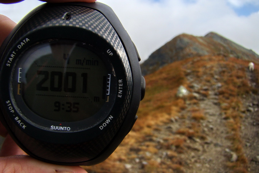 Suunto ukazuje nadmorskú výšku 2001 m