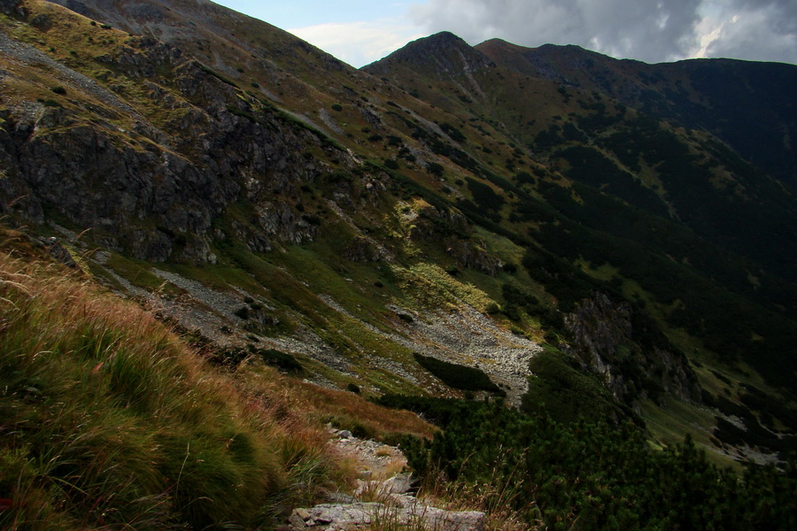 zostup z Baníkovského sedla po modrej značke, v pozadí Kozie chrbty