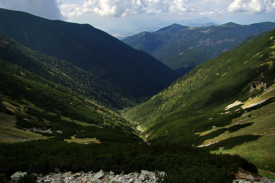 Parichvost, v pozadí Babky, celkom vzadu Nízke Tatry