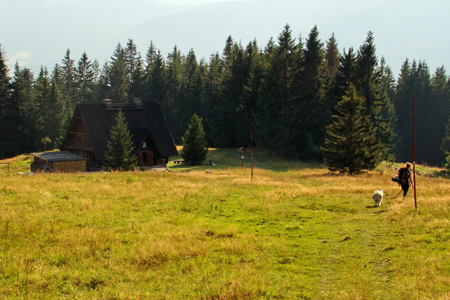 vľavo Bacówka PTTK na Krawcowym Wierchu