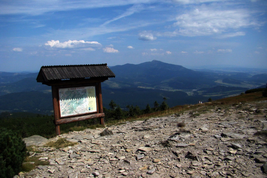 Pilsko, štátna hranica, v pozadí Babia hora