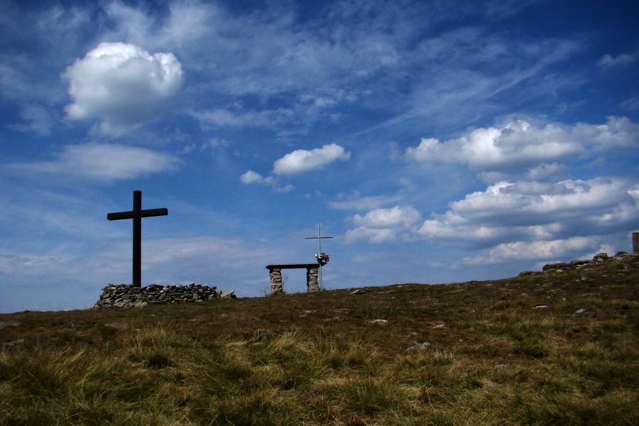 Pilsko - vrcholový kríž a oltár