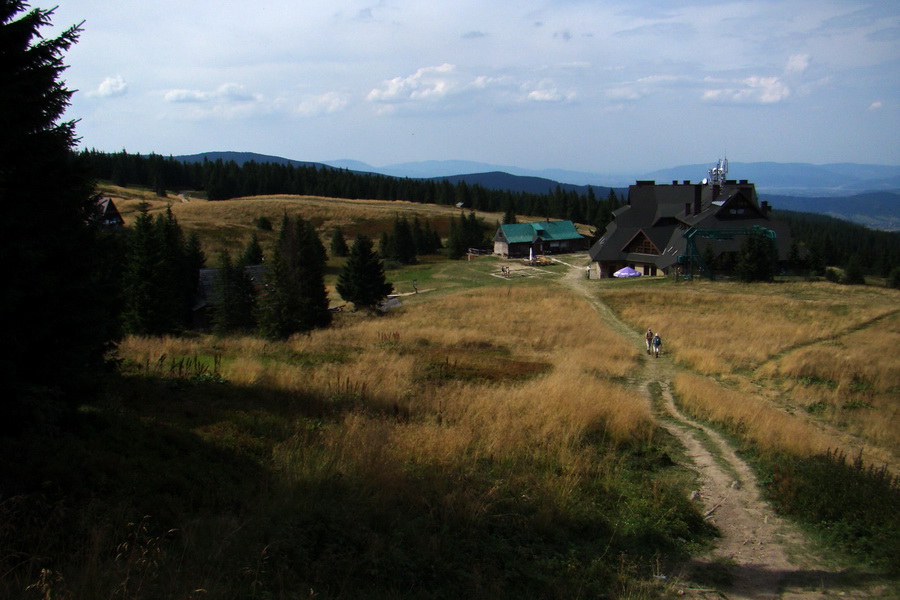 Schronisko na Hali Miziowej s kolibou a všadeprítomnou Milkou