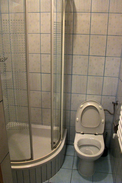 sprchovací kút s WC bez mydla a uterákov