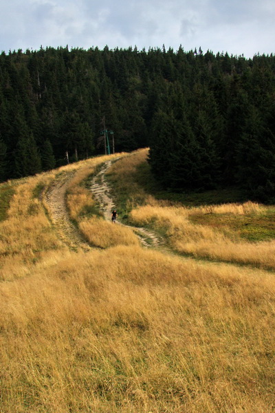 smerom od Pilska sa blíži cyklista