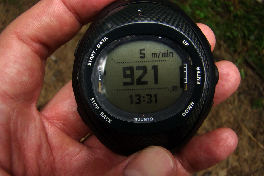 Suunto ukazuje 921 m nad morom