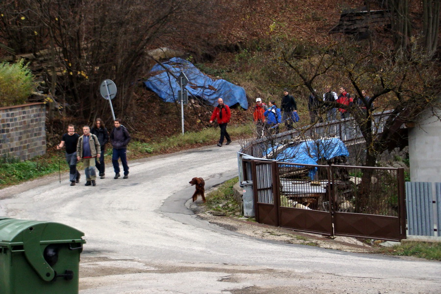 účastníci tradičného hromadného výstupu na Kojšovskú hoľu, v popredí Oto