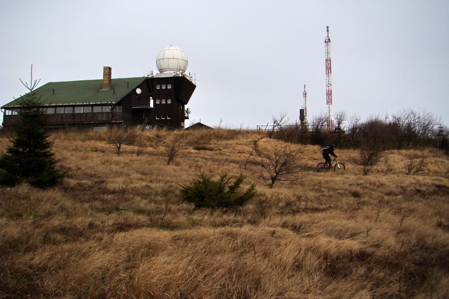 budova SHMÚ a VODS na vrchole Kojšovskej hole
