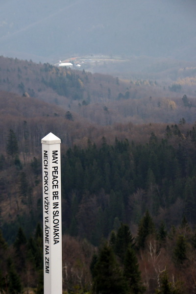 v pozadí hranola kostol v Zlatej Idke