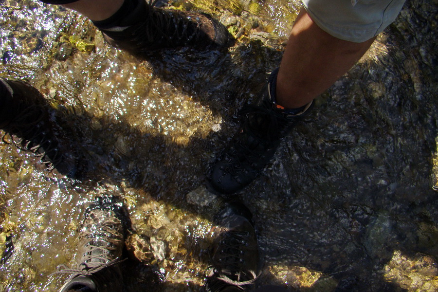 skúška vodotesnosti turistických topánok - 2 x Hanwag Alaska GTX, 1 x Makara