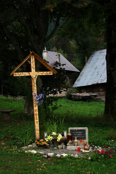 pomník na pamiatku rodákom z Podrozsutca