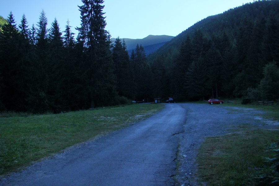parkovisko pred vstupom do Žiarskej doliny