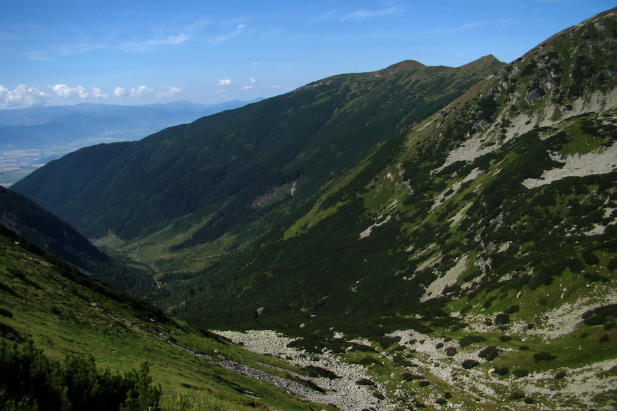 pohľad do Žiarskej doliny a na Žiarsku chatu
