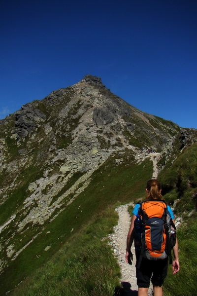 blížime sa k Smutnému sedlu, vľavo prudké stúpanie na Tri kopy