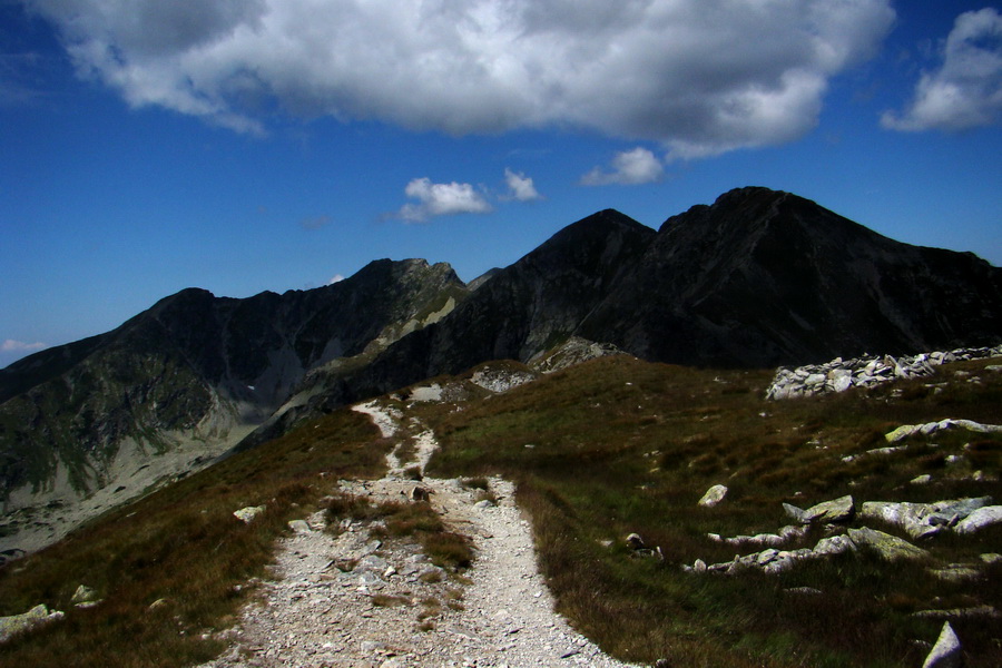 cestou na Plačlivý Roháč, v pozadí Tri kopy a Hrubá kopa