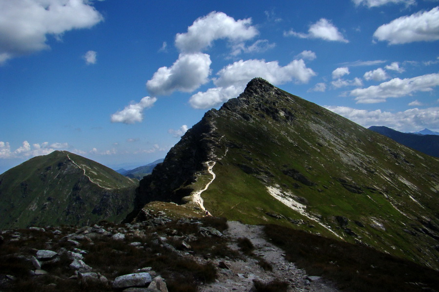 cestou na Plačlivý Roháč, zľava 2063 m vysoký Volovec, vrchol Plačlivého