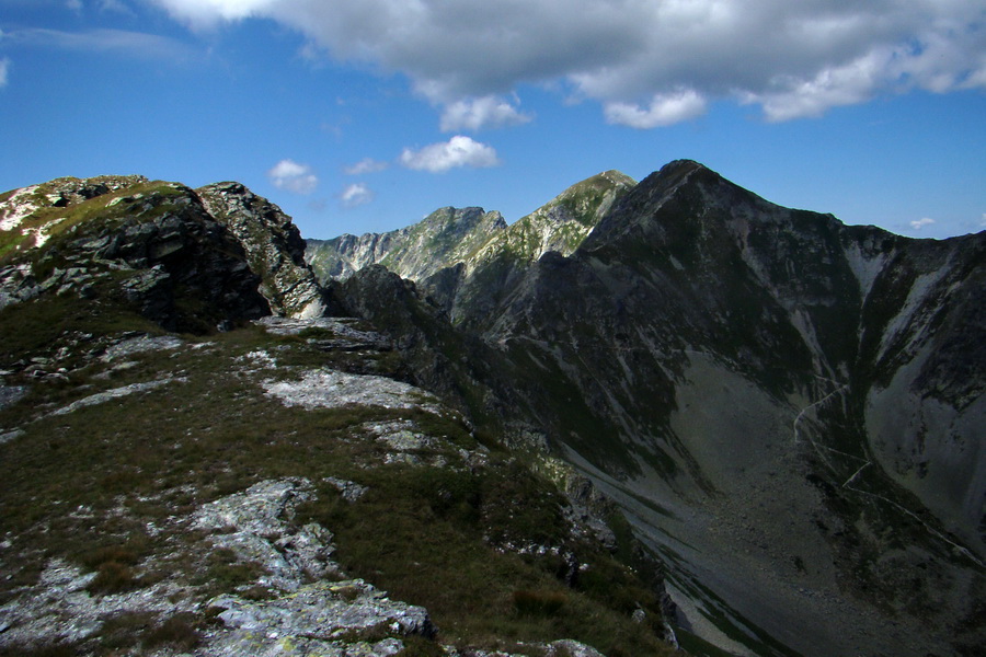 cestou na Plačlivý Roháč, traverz zo Smutnej doliny, v pozadí Tri kopy