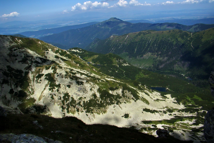 cestou na Plačlivý Roháč, výhľad na Roháčske plesá, úplne vzadu 1687 m vysoká Osobitá