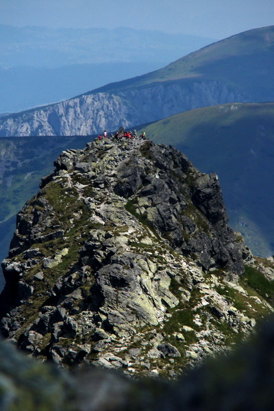 turisti na vrchole Ostrého Roháča, pohľad z Plačlivého