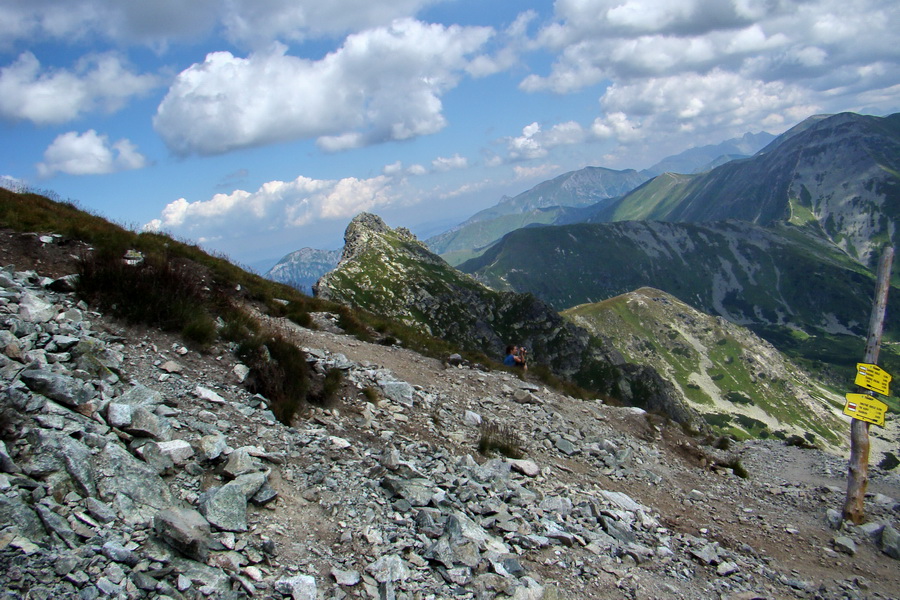 zostup na Plačlivé, rázcestie, vľavo Ostrý Roháč