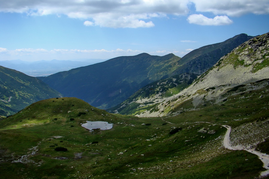 zostup zo Žiarskeho sedla, pohľad do Žiarskej doliny a na Kozie chrbty